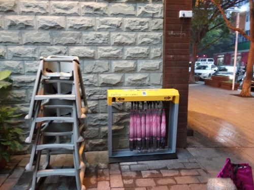 花粉共享雨傘現(xiàn)身重慶！市民再也不怕下雨天了