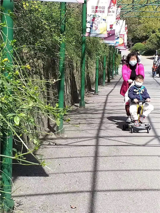 共享遛娃神器-花粉共享童車為景區(qū)親子游做好銜接服務(wù)！