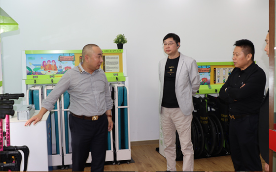 廣東省河南駐馬店商會(huì)會(huì)員參觀法瑞納集團(tuán)共享產(chǎn)品展廳參觀并合影留念